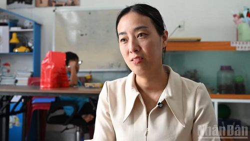 Với chị Nguyễn Thị Thúy Hằng, những ngày vừa đứng lớp, vừa chăm con trong lúc chồng làm nhiệm vụ ngoài khơi là quãng thời gian nhiều vất vả nhưng cũng đầy nghị lực.
