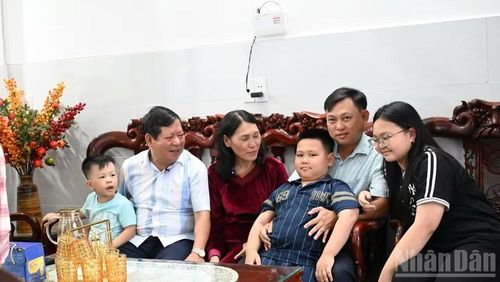 Khoảnh khắc sum họp của gia đình anh Đặng Huy Dũng sau chuyến công tác dài ngày, giản dị nhưng ấm áp tình thân.