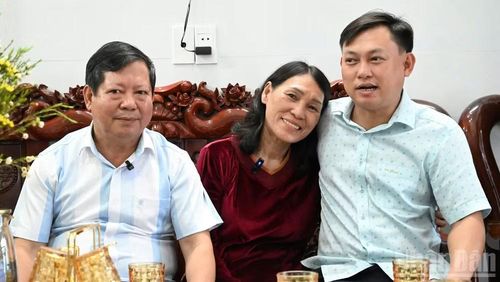 Giây phút đoàn tụ của anh Đặng Huy Dũng bên bố mẹ sau những ngày tháng làm nhiệm vụ nơi biển xa.