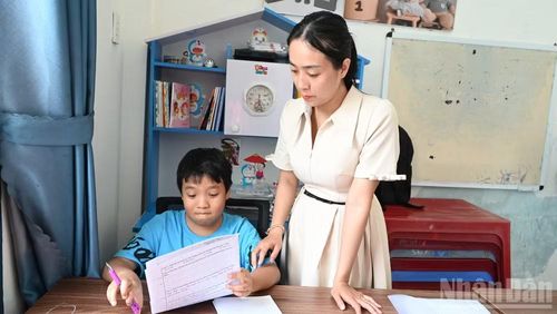 Những buổi tối dạy con học đã trở thành nếp sinh hoạt quen thuộc của chị Nguyễn Thị Thúy Hằng trong những tháng ngày chồng công tác ngoài khơi.