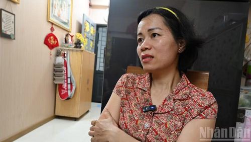 Trong những ngày chồng công tác trên biển, chị Trần Thị Hương vừa là mẹ, vừa là người thầy đầu tiên dạy các con biết yêu lao động và sẻ chia trách nhiệm với gia đình.