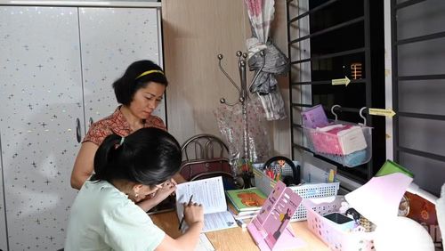 Những buổi tối dạy con học đã trở thành công việc quen thuộc của chị Trần Thị Hương mỗi khi chồng vắng nhà làm nhiệm vụ.