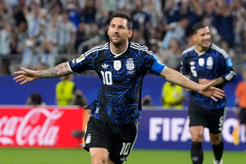 Messi mừng bàn thắng. Ảnh: AP