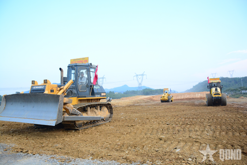 Các phương tiện xe máy của Binh đoàn 12 thi công trên công trình cao tốc Bắc – Nam ở khu vực miền Trung.