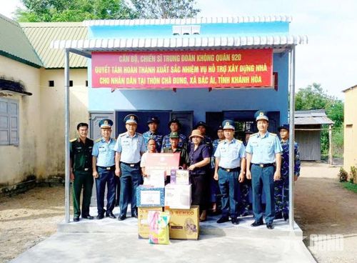  Thủ trưởng Trường Sĩ quan Không quân cùng cán bộ, chiến sĩ Trung đoàn 920 trao quà và bàn giao nhà tặng gia đình chính sách tại thôn Chà Đung, xã Bác Ái, tỉnh Khánh Hòa năm 2026.