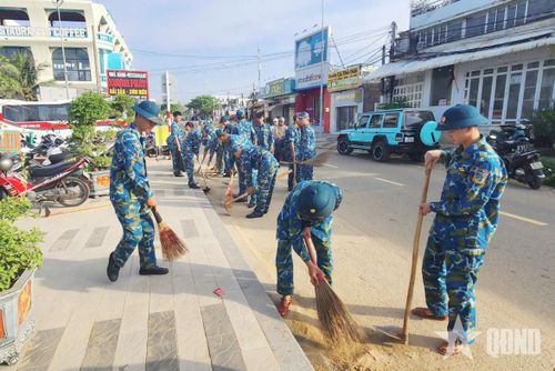 Đoàn cơ sở Trung đoàn 920 (Trường Sĩ quan Không quân) tham gia tổng dọn vệ sinh các trục đường trên địa bàn phường Mũi Né, tỉnh Lâm Đồng. 
