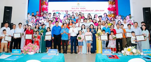  Các gia đình công nhân, viên chức, lao động tiêu biểu TPHCM được tuyên dương 