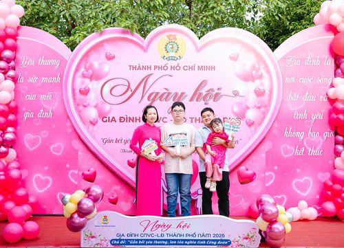  Gia đình người lao động tham dự ngày hội 