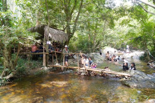  Du khách tại suối Gộp 