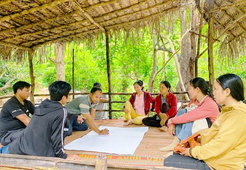  Bà con ở Vĩnh An bàn bạc thành lập các mô hình, tổ du lịch du lịch cộng đồng trước đó. Ảnh: ĐINH RI 
