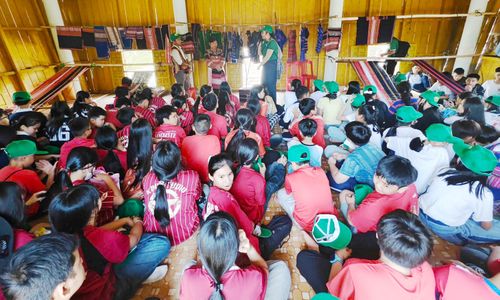  Du khách tham gia tour trải nghiệm văn hóa dệt thổ cẩm Ba Na 