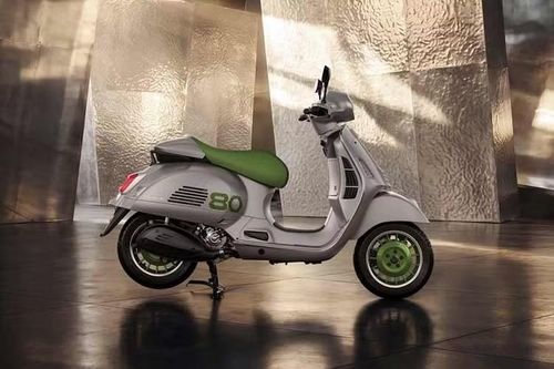 Hàng loạt các tính năng công nghệ được trang bị tiêu chuẩn bao gồm hệ thống đèn LED toàn phần và màn hình TFT màu 5 inch, cho phép người lái tận dụng tối đa hệ thống kết nối VESPA MIA, cũng được trang bị tiêu chuẩn.