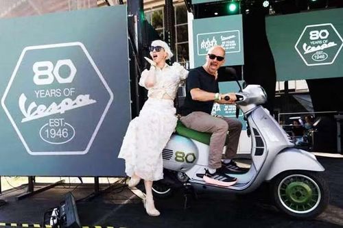 Tuy nhiên Đại lễ “VESPA ROMA 2026 – 80 NĂM MỘT BIỂU TƯỢNG” đang diễn ra ở Ý, hãng lại tung thêm một phiên bản đặc biệt hiếm hơn nữa là mẫu xe tay ga Vespa GTS 310 Edizione Ottantesimo phiên bản đặc biệt. Xe chỉ được sản xuất giới hạn 1.946 chiếc, với các chi tiết khác biệt so với các mẫu Vespa kỷ niệm 80 năm khác.