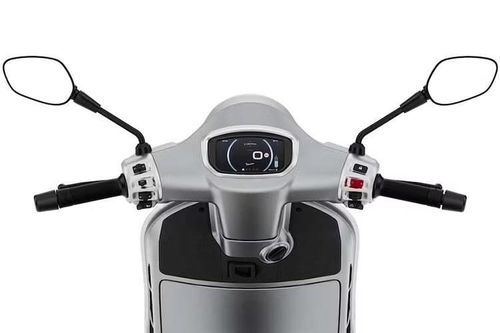 Màu sơn xanh độc đáo của Vespa Edizione Ottantesimo cũng được lấy cảm hứng từ chất liệu thép thô của thân xe. Với kiểu dáng thể thao một chỗ ngồi, yên sau 2 người được phủ bằng một lớp ốp solo cứng có thể tháo rời cùng màu với thân xe, gợi nhớ đến phần thân đặc trưng của những chiếc Vespa đua.