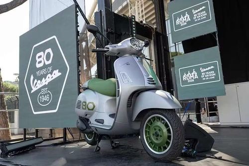 Kể từ cuối năm ngoái đến nay, Vespa đã liên tục tung ra các phiên bản đặc biệt mừng sinh nhật 80 năm của chính mình dựa trên các dòng GTS 300, Primavera và Sprint. Chúng đều chia sẻ chung màu xanh Verde Pastello đặc biệt, mâm mới và các logo kỷ niệm.