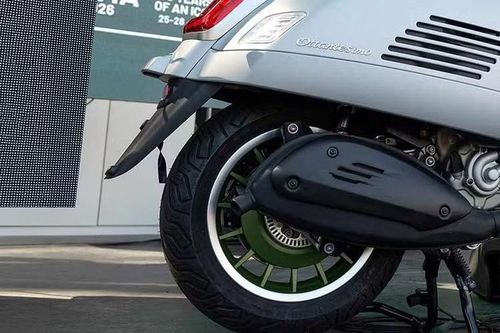 Vespa Edizione Ottantesimo chia sẻ nền tảng kỹ thuật chung với các mẫu xe trong dòng Vespa GTS 310, và do đó được trang bị động cơ xi-lanh đơn 310 mã lực hiện đại với công suất 25 mã lực, mạnh nhất từng được sử dụng trên một chiếc Vespa.