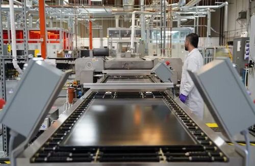 Sản xuất tấm pin mặt trời perovskite-silicon ghép nối tiếp tại Fremont, California.