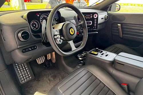 Tại thị trường Trung Quốc, Ferrari Luce có đối thủ cạnh tranh trực tiếp là Yangwang U9. Mẫu siêu xe của BYD có giá chỉ bằng một nửa so với Ferrari Luce nhưng sở hữu khả năng sạc nhanh hơn, thời gian tăng tốc lên 100 km/h nhanh hơn và cung cấp công suất cao hơn 200 mã lực tới cả 4 bánh xe. Ngoài Yangwang U9, Ferrari Luce còn cạnh tranh với một đối thủ nội địa khác là Hyptec SSR của GAC.