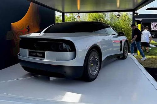 Giá xe Ferrari Luce tại Trung Quốc gây bất ngờ khi thấp hơn khoảng 7% so với con số tại châu Âu (550.000 Euro, tương đương 626.000 USD). Điều này trái ngược với các mẫu siêu xe trước đó của Ferrari. Ví dụ, Ferrari Amalfi có giá khởi điểm 202.459 Bảng (267.000 USD) tại Anh và 2.598.500 Nhân dân tệ (382.000 USD) ở Trung Quốc do bị đánh các loại thuế đối với xe dung tích lớn và xe sang.