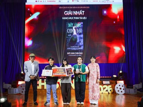Đạo diễn - NSND Đào Bá Sơn và TS Triệu Thanh Lê - Trưởng Khoa Báo chí và Truyền thông trao giải cho Đoàn phim Biên Giới Xanh ở hạng mục Phim tài liệu. Ảnh: BTC.