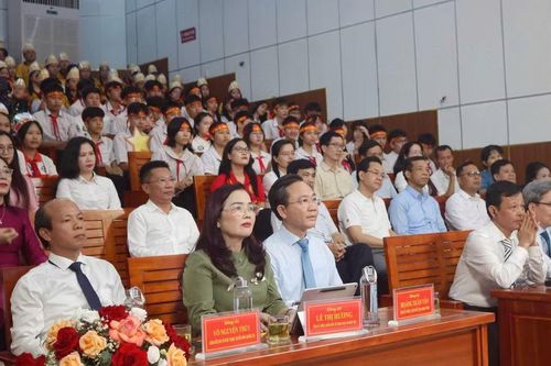 Ông Hoàng Xuân Tân, Phó Chủ tịch UBND tỉnh Quảng Trị và bà Lê Thị Hương, Giám đốc Sở GD&amp;ĐT tỉnh Quảng Trị tham dự chương trình "English Mastery - Làm chủ tiếng Anh".