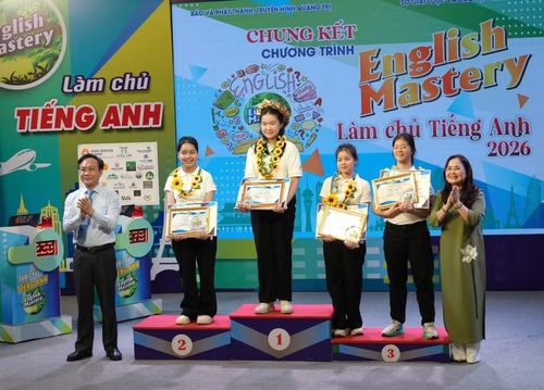 Ông Hoàng Xuân Tân, Phó Chủ tịch UBND tỉnh Quảng Trị và bà Lê Thị Hương, Giám đốc Sở GD&amp;ĐT Quảng Trị trao giải cho các thí sinh xuất sắc.