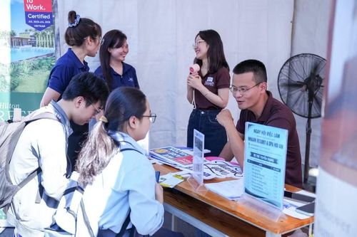 Sinh viên Trường Đại học Kinh tế - Đại học Đà Nẵng tham gia phỏng vấn tuyển dụng tại Ngày hội việc làm.