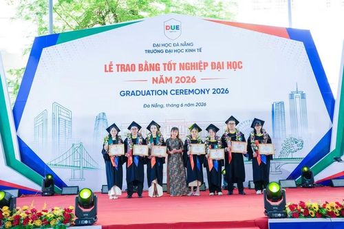 Trường Đại học Kinh tế - Đại học Đà Nẵng vinh danh thủ khoa chuyên ngành trong Lễ trao bằng tốt nghiệp năm 2026.