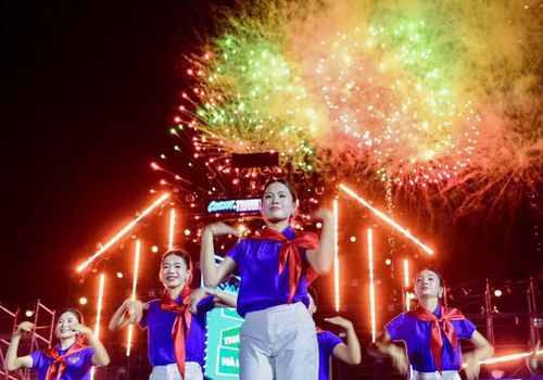 Bên cạnh các tiết mục nghệ thuật hấp dẫn, khán giả đến với concert Thanh xuân còn được chiêm ngưỡng màn bắn pháo hoa hoành tráng ở cuối chương trình.