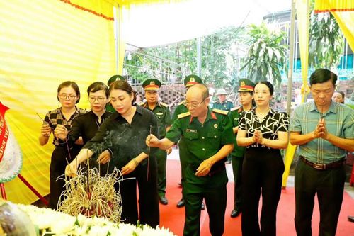 Lãnh đạo phường Thành Sen, các đoàn thể thắp nén hương tưởng nhớ liệt sĩ Lê Trọng Châu.