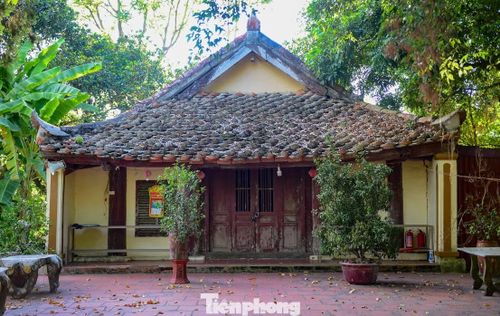 Theo các tài liệu lịch sử và những dấu tích nền móng còn sót lại, khu đền thờ từng là công trình quy mô lớn với nhiều hạng mục kiến trúc bề thế. Sử liệu cho biết trung tâm khu đền trước đây có tới 24 dãy nhà lớn nhỏ. Hiện nay, bên trong khu thành chỉ còn lại gian nhà thờ tự rộng chưa đầy 100 m2. Công trình được xây dựng theo kiểu mái vẩy, lợp ngói mũi hài nung thủ công. Tuy nhiên, hệ thống cột kèo, xà ngang đã xuống cấp nghiêm trọng. Phần mái bị võng xuống theo thời gian và đang đối mặt nguy cơ đổ sập.