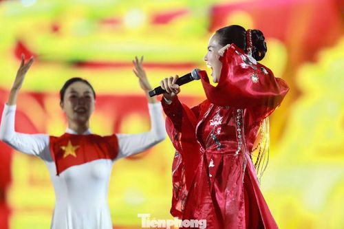 Võ Hạ Trâm chứng minh rằng dòng nhạc yêu nước hiện nay vẫn có chỗ đứng riêng và được khán giả đón nhận tích cực như món ăn tinh thần mỗi ngày. Nữ ca sĩ tạo nên màn đồng ca hàng chục nghìn khán giả ở Trường đua F1 tối 27/6. Võ Hạ Trâm đếm nhịp, 20.000 khán giả cùng hòa giọng và nhún nhảy theo giai điệu.