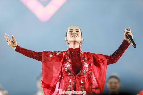 Võ Hạ Trâm mang ca khúc mới - Việt Nam kiêu hãnh - đến concert Thanh xuân. Ca khúc vừa ra mắt cách đây vài tháng, là món quà nữ ca sĩ dành tặng khán giả yêu nhạc và cổ vũ tinh thần dân tộc. Chủ đề của Việt Nam kiêu hãnh cũng rất phù hợp với thông điệp mà concert Thanh xuân muốn truyền tải.