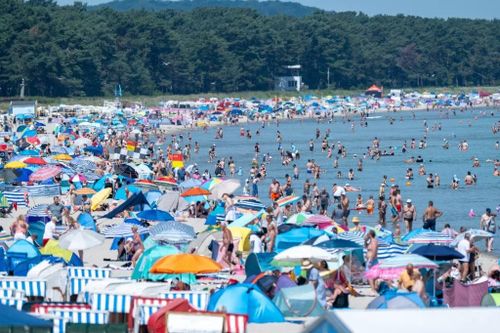 Bãi biển trên đảo Rügen của Đức đông kín người tắm, ngày 27/6. (Ảnh: AP)
