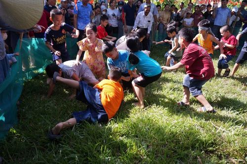 Trò chơi còn có sự tham gia vô cùng hào hứng của các em nhỏ. Những em nhỏ tuổi hơn nhận được “đặc quyền” không cần bịt mắt.