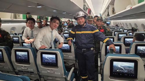 Các cán bộ, chiến sĩ di chuyển trên khoang khách.