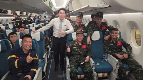 Thành viên tổ bay cùng các cán bộ, chiến sĩ đi làm nhiệm vụ.