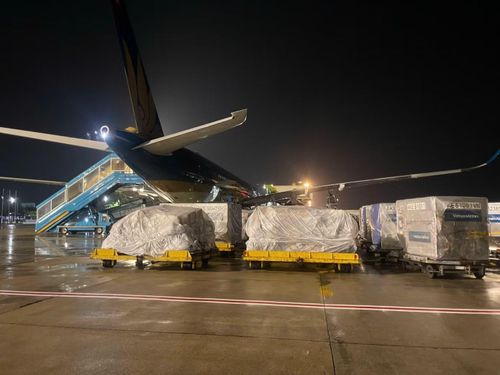 Hàng cứu trợ, vật tư, thiết bị được chuyển lên máy bay.