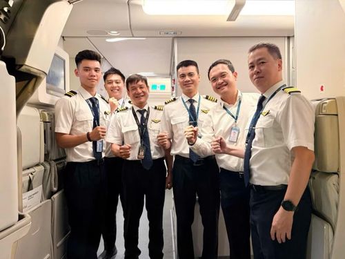 Tổ lái chuyến bay đặc biệt VN66. Chuyến bay do Cơ trưởng Tô Ngọc Giang - Phó Tổng Giám đốc Vietnam Airlines (thứ 3 từ phải sang trái) - cầm lái chính, là người có quyền điều hành cao nhất trên chuyến bay.