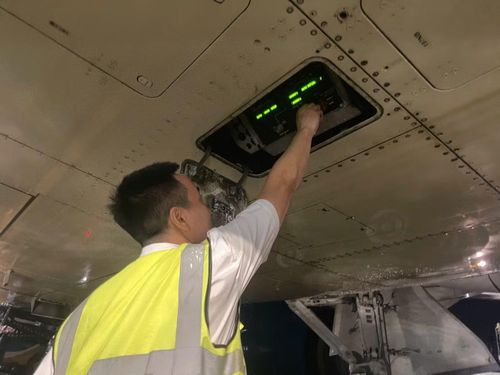 Nhân viên kỹ thuật kiểm tra máy bay trước giờ khởi hành.