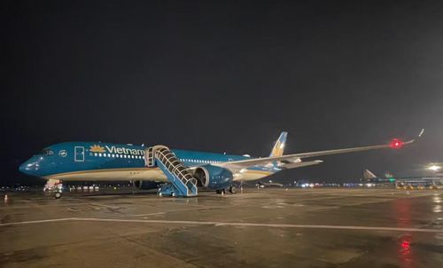 Máy bay Airbus A350 của Vietnam Airlines chuẩn bị cất cánh đưa lực lượng cứu trợ của Việt Nam sang Venezuela cứu trợ động đất. Ảnh: VNA.