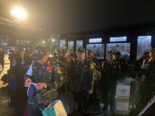 Lực lượng cứu trợ được ô tô chuyên dụng chở từ nhà ga ra máy bay.