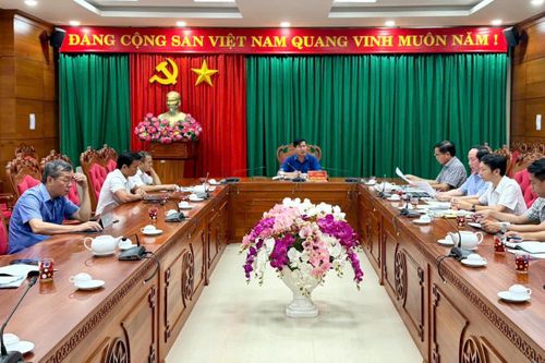 Ông Nguyễn Thiên Văn, Phó Chủ tịch UBND tỉnh Đắk Lắk chủ trì cuộc họp.