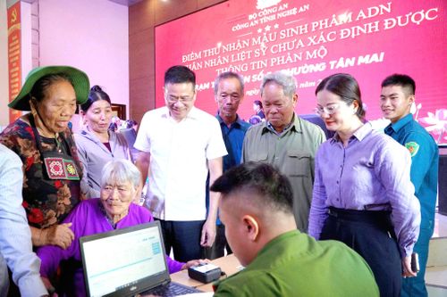 Mẹ Nguyễn Thị Lộc (SN 1927) tại điểm thu nhận mẫu ADN số 5 (phường Tân Mai), mong mỏi tìm lại dấu tích con trai liệt sĩ.