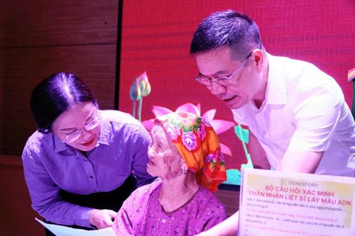 Lãnh đạo phường Tân Mai thăm hỏi, động viên thân nhân liệt sĩ tại điểm thu nhận mẫu ADN số 5.
