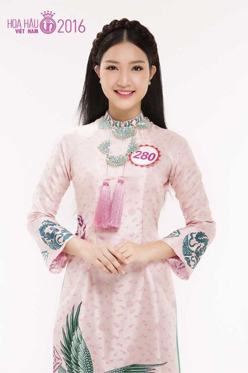Cùng kỳ thi với Nguyễn Thị Thành, người đẹp xứ Huế Lê Trần Ngọc Trân bị tố từng tham dự một cuộc thi nhan sắc quốc tế tại Nhật Bản năm 2014 mà không xin phép cơ quan chức năng. Cô thừa nhận sự việc trong thư xin lỗi gửi ban tổ chức nhưng phủ nhận cáo buộc giả mạo chữ ký. Trước áp lực, Ngọc Trân chọn rút lui thay vì tiếp tục thi sẽ gây tranh cãi. 