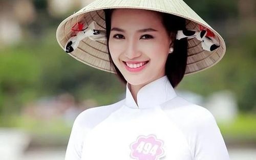 Được đánh giá là ứng viên sáng giá tại Hoa hậu Việt Nam 2014, Phạm Mỹ Linh bị tố sửa mũi ngay khi vòng chung kết khởi động. Ban tổ chức đưa cô đi chụp X-quang để minh oan nhưng sức ép từ dư luận không hề giảm. Cuối cùng, Phạm Mỹ Linh tự nguyện viết đơn rút lui với lý do gia đình không ủng hộ và tinh thần suy sụp. Đây là một trong những vụ thí sinh bỏ thi vì áp lực mạng xã hội sớm nhất được ghi nhận tại Hoa hậu Việt Nam.