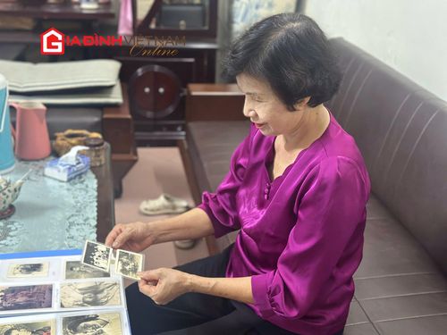 Bà Ưng ngồi xem lại những bức ảnh ngày trẻ