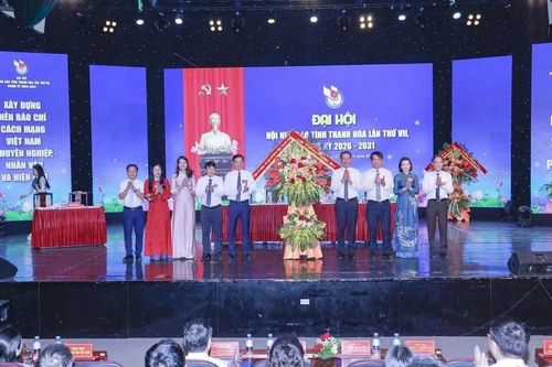 Lãnh đạo tỉnh Thanh Hóa tặng hoa chúc mừng đại hội