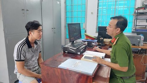 Công an làm việc với đối tượng Phạm Đăng Sang. (Ảnh:CA)